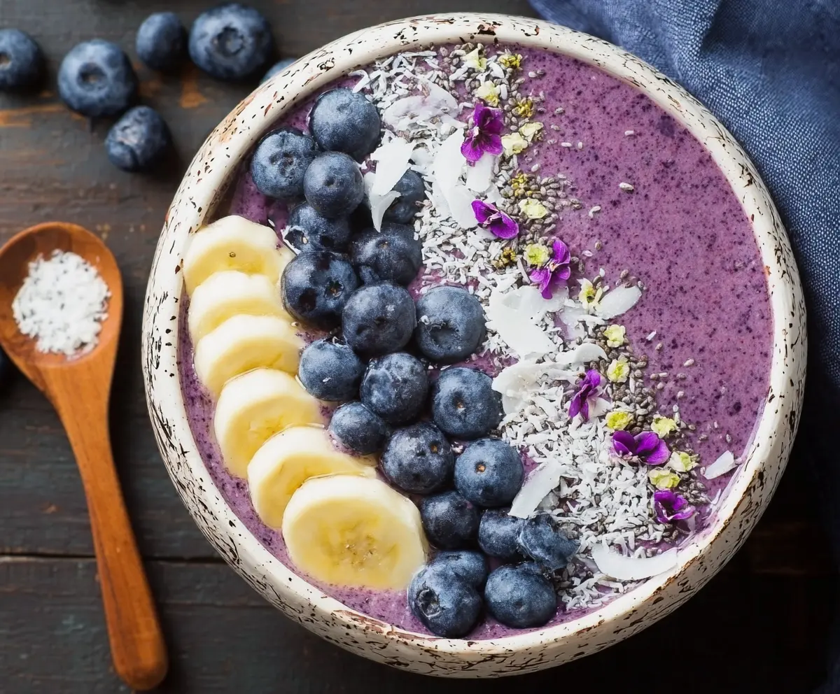Refreshing blueberry smoothie bowl topped with fresh berries and granola, perfect for a healthy breakfast.