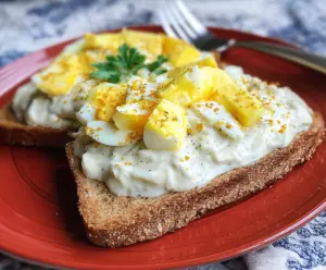 Creamed eggs served on toasted bread, a comforting breakfast dish.